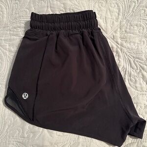 Lululemon hottie hot 2.5 inches black shorts, size 4 reg